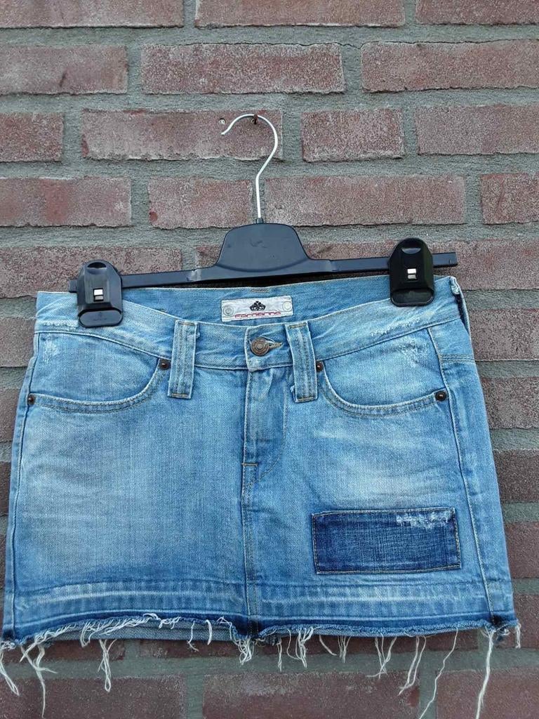 Stoere spijkerrok van Farnarina, M mooi bewerkt, Maat 38/40 (M), Farnarina, Zo goed als nieuw, Boven de knie