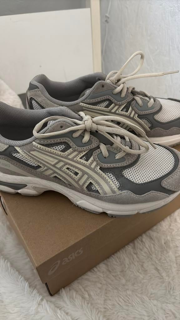 Asics gel nyc cream oyster grey, Sport en Fitness, Loopsport en Atletiek, Ophalen of Verzenden, Zo goed als nieuw, Hardloopschoenen