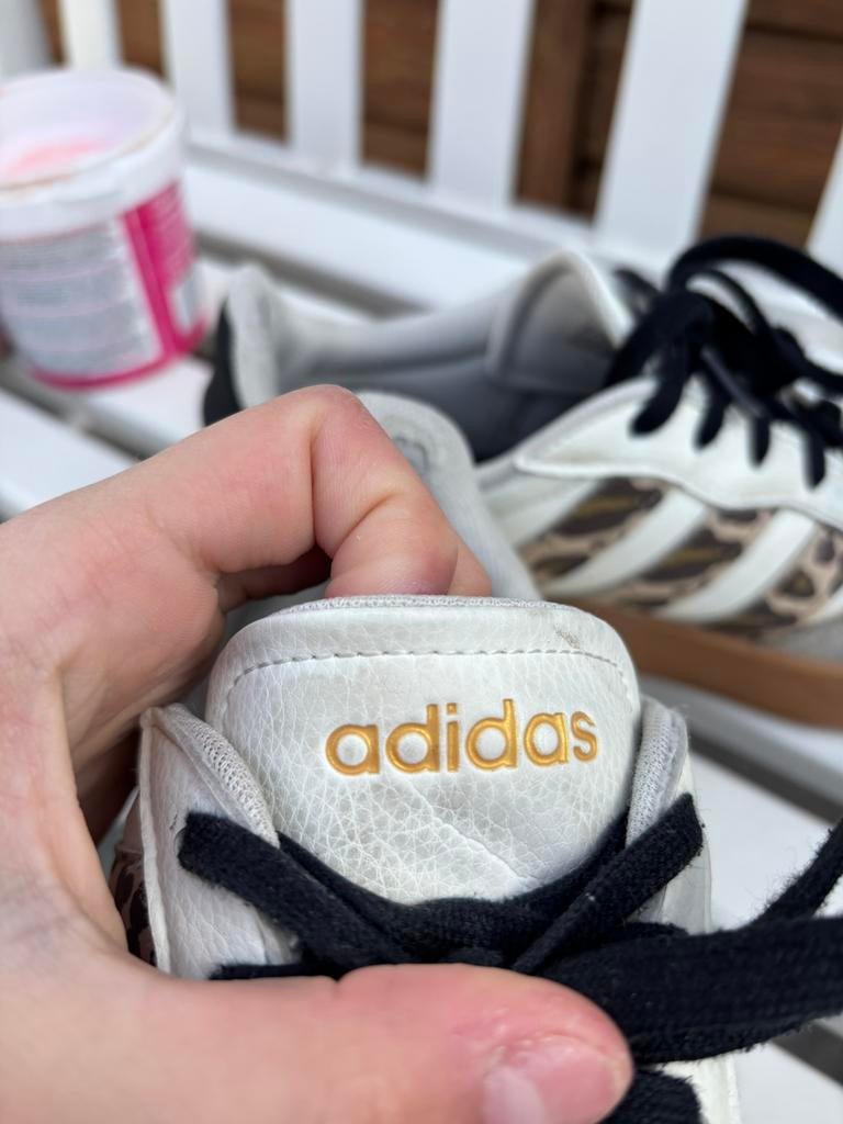 Adidas schoenen panter, Wit, Ophalen of Verzenden, Sneakers of Gympen, Zo goed als nieuw