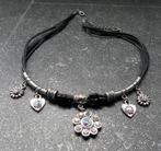 Ketting zwart met bedeltjes hangertjes zilverkleur, Overige materialen, Zwart, Ophalen of Verzenden, Zo goed als nieuw