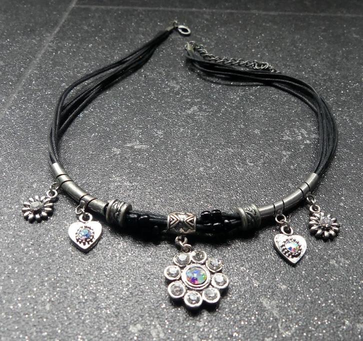 Ketting zwart met bedeltjes hangertjes zilverkleur, Sieraden, Tassen en Uiterlijk, Kettingen, Zo goed als nieuw, Overige materialen