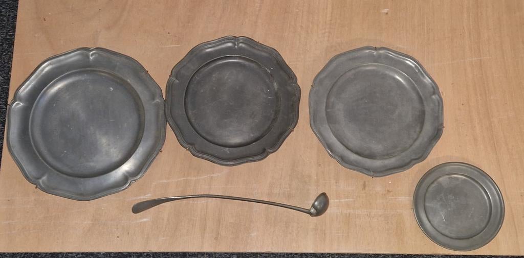 Antieke tinnen borden en pollepel set, Ophalen