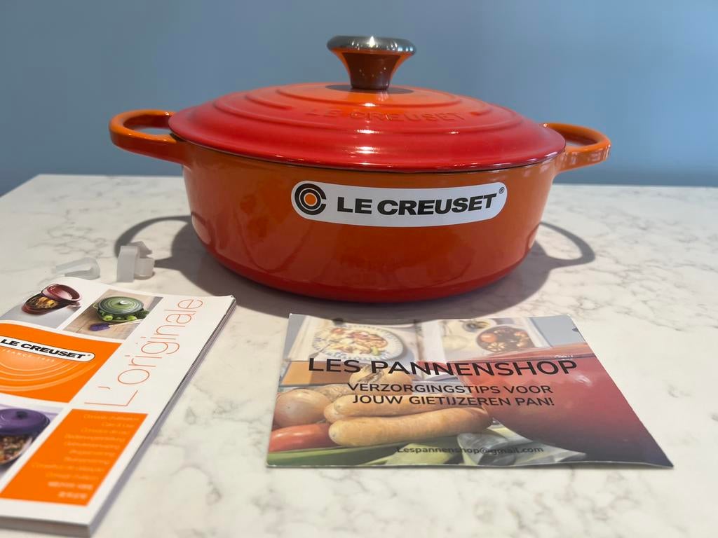 Le Creuset lage braad- of sauteerpan 24 cm Volcanic nieuw, Huis en Inrichting, Keuken | Potten en Pannen, Gietijzer, Nieuw, Ophalen of Verzenden