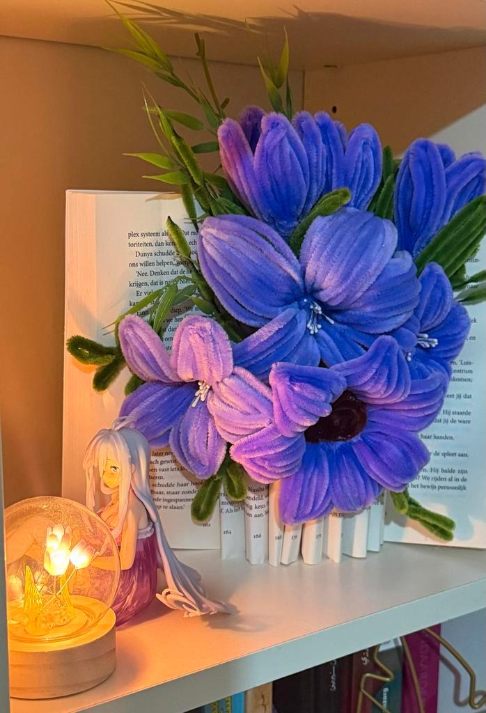 Handgemaakte paarse bloemen van chenilledraad, Huis en Inrichting, Woonaccessoires | Kunstplanten en Kunstbloemen, Nieuw, Binnen