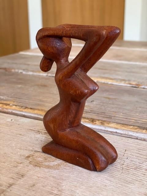 Klein houten beeldje. Naakte zittende zonnende vrouw, Ophalen