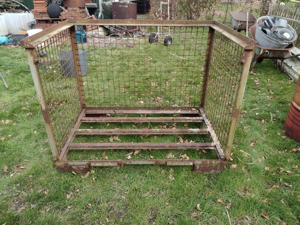 Ijzeren kooi, rek voor haardhout oid., Ophalen