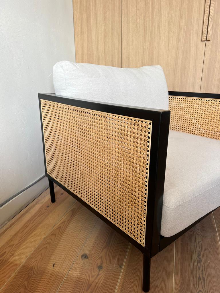 Stijlvolle rotan fauteuil met zwart frame en lichte kussens, Ophalen, Gebruikt, Zwart, Riet of Rotan