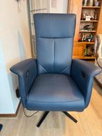 Zo goed als nieuwe blauw lederen sta-op stoel, Ophalen, Zo goed als nieuw, 75 tot 100 cm, 50 tot 75 cm