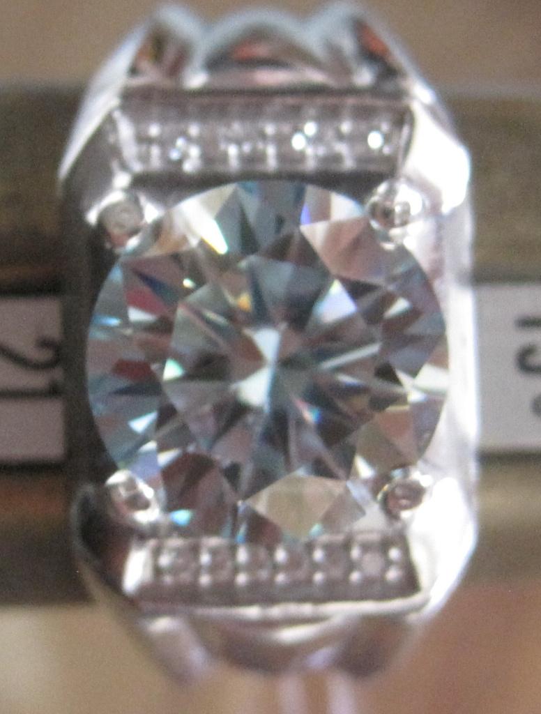 Moissanite diamant zilver ring circa 8 krt moissanite M 20,3, Ophalen, 20 of groter, Zo goed als nieuw, Met edelsteen