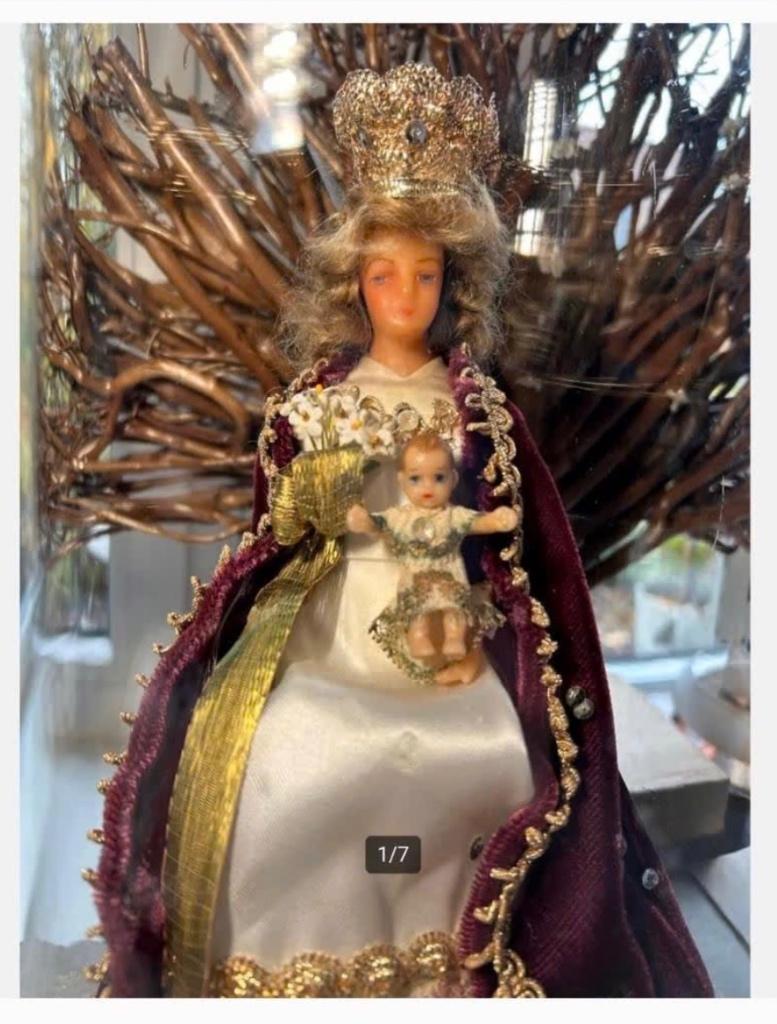 Antieke Madonna met Kind onder hoge stolp 37 cm voet hout, Ophalen