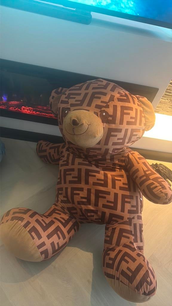 Mega Fendi knuffel, Ophalen of Verzenden, Zo goed als nieuw, Stoffen beer, Overige merken
