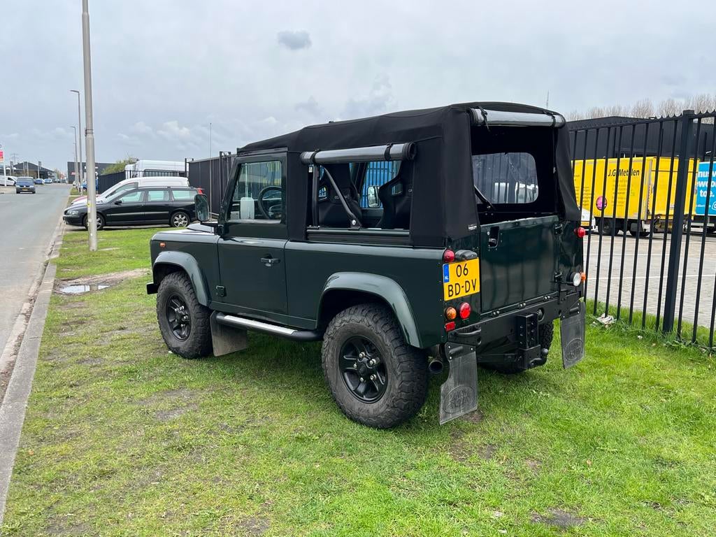 Land Rover defender TD5 softtop 91310 NAP, Auto's, Land Rover, Zwart, 2495 cc, Elektrische ramen