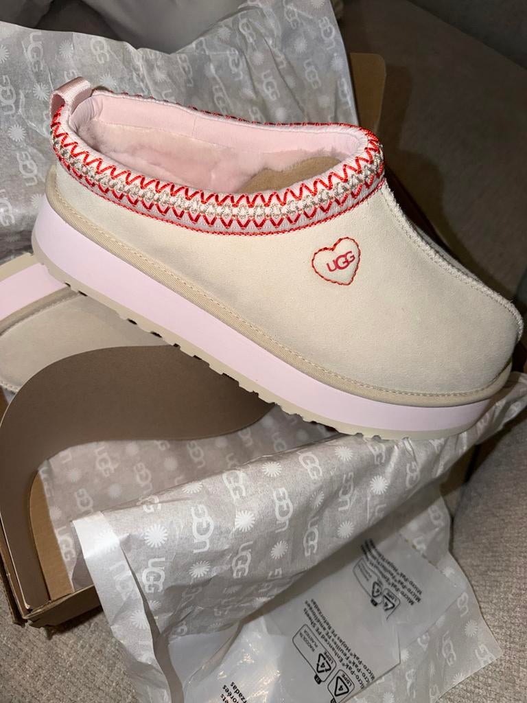 Ugg Tazz Love '26 maat 41, Ophalen, Beige, Nieuw, Pantoffels of Sloffen
