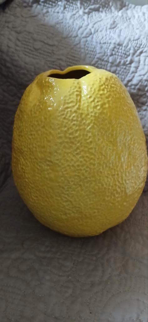 Gele citroenvaas van Des Pots, ca. 23 cm. Hoog, Huis en Inrichting, Woonaccessoires | Vazen, Zo goed als nieuw, Geel, Minder dan 50 cm