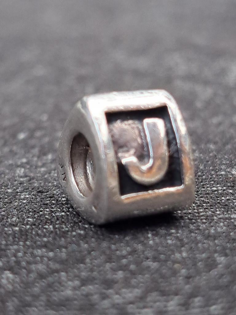 Pandora bedel 925 ALE zilveren letter 'J', Gebruikt, Pandora, Ophalen of Verzenden, 1 bedel