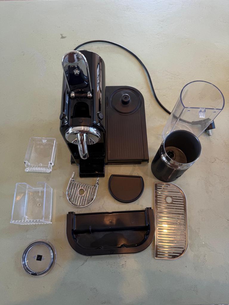 Nespresso apparaat met melkopschuimer, Witgoed en Apparatuur, Koffiezetapparaten, Ophalen, Gebruikt, Espresso apparaat, Koffiepads en cups