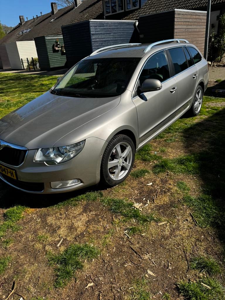 Skoda Superb 2.0 TDI 103KW CR Combi 2012 Geel, Auto's, Skoda, 188 pk, 1800 kg, Beige, 4 cilinders