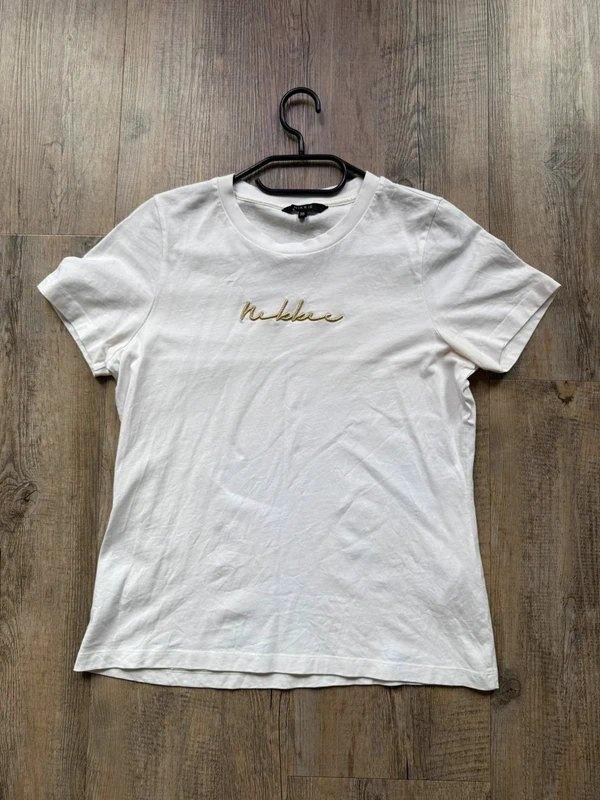Witte Nikkie T-shirt met gouden logo. Maat 36 (S). ZGAN!, Kleding | Dames, T-shirts, Zo goed als nieuw, Maat 36 (S), Wit, Korte mouw