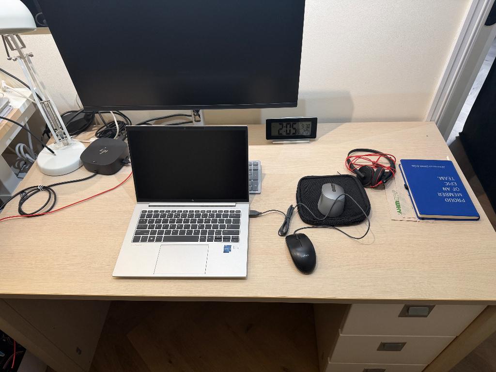 Office table - € 120, Huis en Inrichting, Bureaus, Ophalen, In hoogte verstelbaar, Nieuw, Bureau