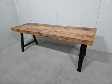 Tafel met houten balkenblad beschikbaar voor biedingen