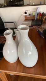 Grote witte vaas, drie aan elkaar ., Huis en Inrichting, Wit, Aardewerk of Porselein, Ophalen of Verzenden, Zo goed als nieuw
