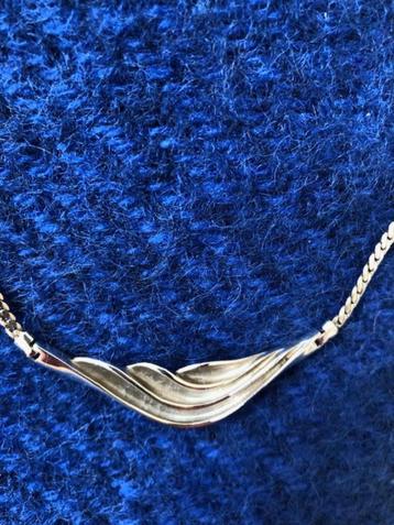 Prachtig zilveren collier, aan geschakelde zilveren ketting beschikbaar voor biedingen