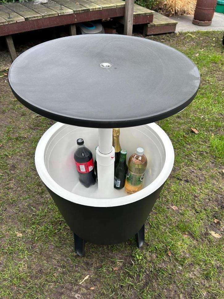 Keter Cool Bar –  Tafeltje met Koelruimte, Tuin en Terras, Tuintafels, Zo goed als nieuw, Rond, Kunststof, Ophalen