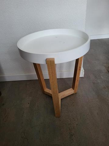 Leuk wit houten bijzettafel beschikbaar voor biedingen