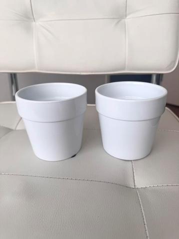 2 kleine witte bloempotten beschikbaar voor biedingen