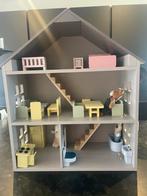 Houten poppenhuis met drie verdiepingen, Kinderen en Baby's, Speelgoed | Houten speelgoed, Ophalen, Zo goed als nieuw
