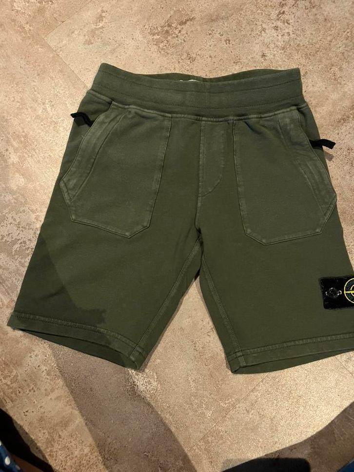 Stone Island Bermuda maat 116 origineel zgan groen, Kinderen en Baby's, Kinderkleding | Maat 116, Zo goed als nieuw, Jongen, Broek