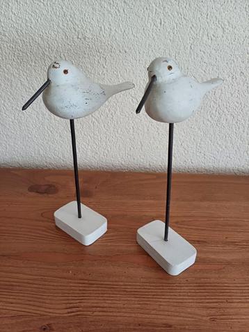 Houten vogels op standaard. 2 stuks beschikbaar voor biedingen