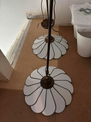 2 wit glazen hanglampen beschikbaar voor biedingen