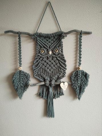 Macramé uil met veren. Sisters Forever. beschikbaar voor biedingen