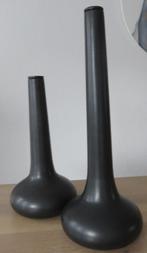 2 mooie hoge zwarte vazen, Overige kleuren, Ophalen of Verzenden, Minder dan 50 cm, Glas