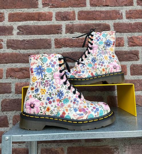 Dr. Martens 1460 Pascal Wanderlust maat 36, Kleding | Dames, Schoenen, Zo goed als nieuw, Lage of Enkellaarzen, Wit, Ophalen of Verzenden