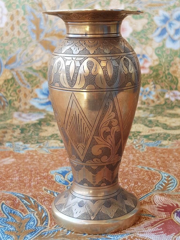 Mooi zwaar antiek Oosters vaasje van bewerkt koper 13,5 cm., Ophalen of Verzenden