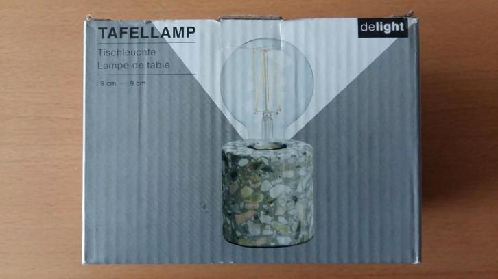 Mooie nieuwe tafellamp van grijs beton met terrazzopatroon, Huis en Inrichting, Lampen | Tafellampen, Nieuw, Minder dan 50 cm