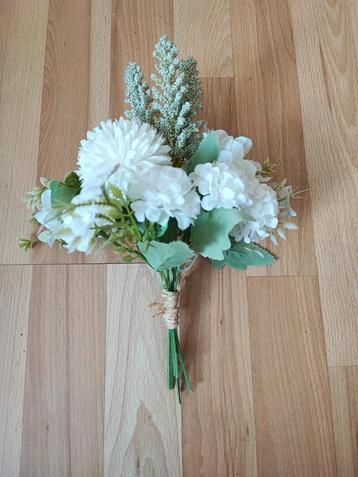 Klein Bruidsboeket Witte Kunstbloemen beschikbaar voor biedingen
