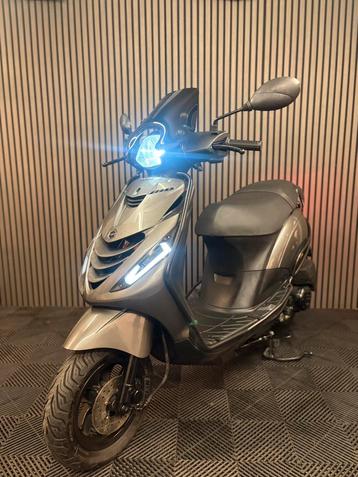 PIAGGIO ZIP 4T 3V BROM 2020 FULL OPTION PORSCHE AGAAT GRIJS beschikbaar voor biedingen