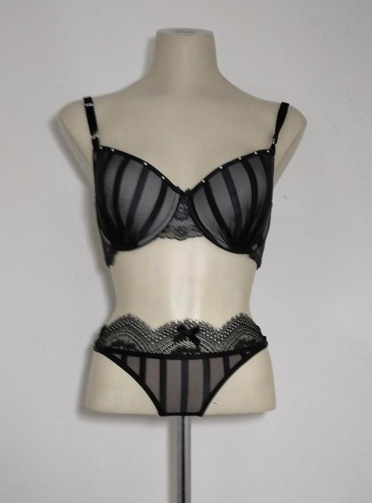 Tweedelige zwarte stringset met kant van Hunkemöller, Kleding | Dames, Ondergoed en Lingerie, Setje, Zwart, Verzenden