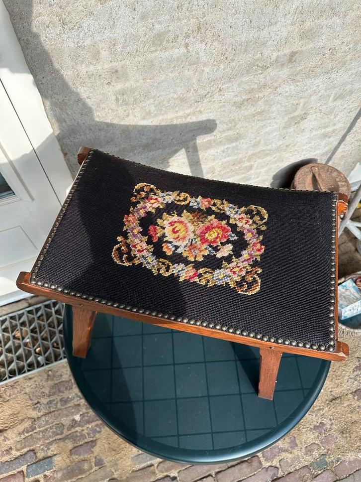 Retro Voetenbankje met Geborduurde Top, Huis en Inrichting, Stoelen, Gebruikt, Eén, Hout, Zwart, Ophalen