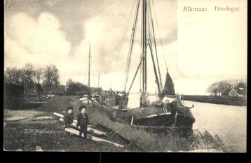 Alkmaar (N.H.), Doodegat met Beurtschip en volk, ca. 1903 beschikbaar voor biedingen