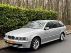 BMW 5-Serie 2.2 I 520 Touring AUT 2002 Grijs, Auto's, 2171 cc, 163 pk, 10 km/l, Zilver of Grijs