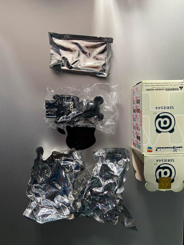 BearBrick Series 49 007 (Jamesbond) 100% & Sealed, Sieraden, Tassen en Uiterlijk, Bedels, Zo goed als nieuw, Overige merken, 1 bedel