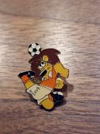 V 177 KNVB Leeuw Voetbal Speldje Dutchie Omhaal, Ophalen of Verzenden, Zo goed als nieuw, Sport, Speldje of Pin