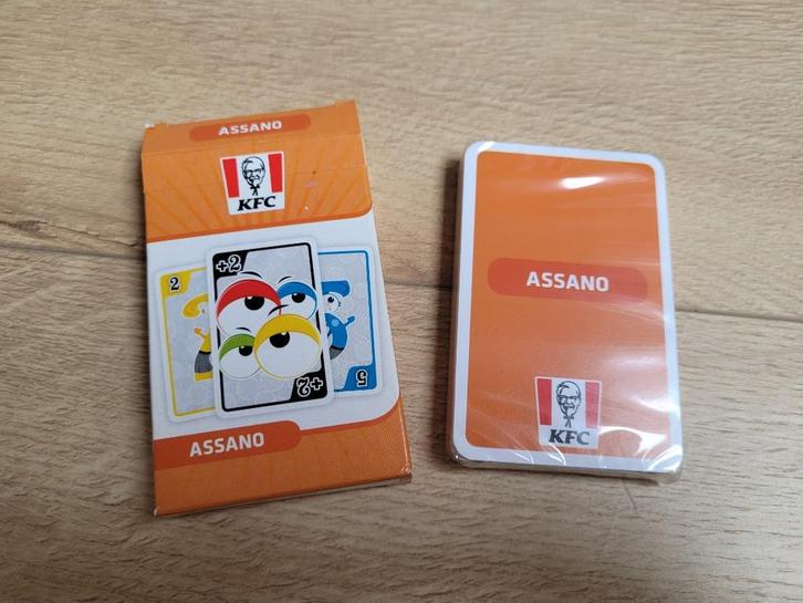 KFC Assano kaartspel *nieuw* ~ SJ8905, Hobby en Vrije tijd, Gezelschapsspellen | Kaartspellen, Nieuw, Een of twee spelers, Drie of vier spelers