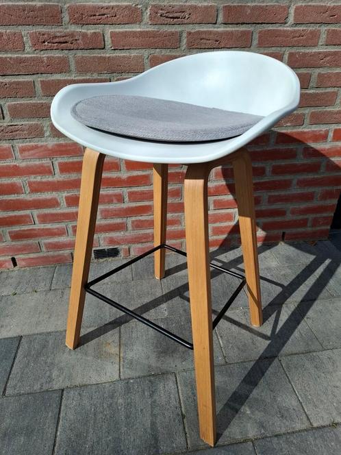 Barkruk (Hay style), wit met hout incl grijs kussentje., Huis en Inrichting, Barkrukken, Zo goed als nieuw, 60 tot 90 cm, Hout