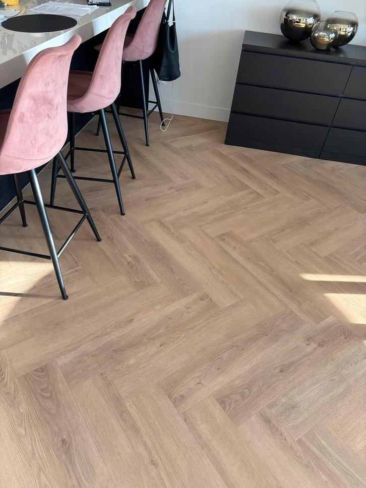 Roze velvet stoel met zwarte poten, Huis en Inrichting, Stoelen, Zo goed als nieuw, Vier, Metaal, Overige kleuren, Ophalen of Verzenden