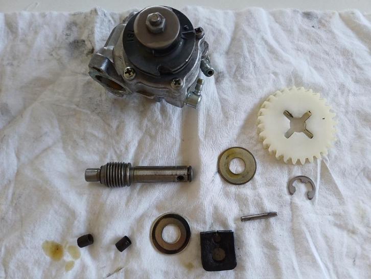 YAMAHA DT GT RD TY olie pomp compleet is gebruikt, Fietsen en Brommers, Brommeronderdelen | Oldtimers, Gebruikt, Yamaha, Ophalen of Verzenden